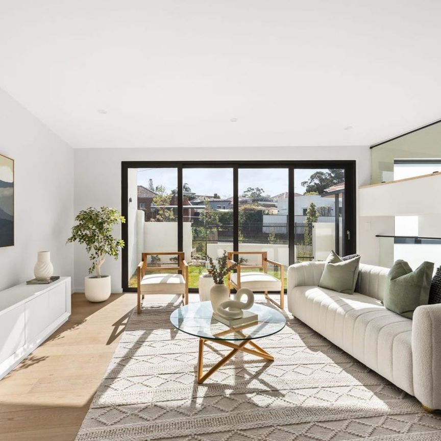 Luxurious Townhouse with Lift - Photo 1