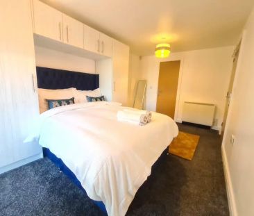 3 Bedroom 2 Bathroom Apartment - Photo 4