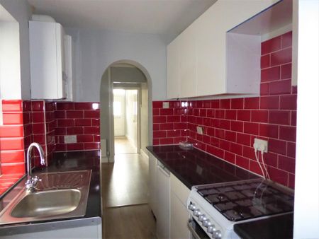 Available 3 Bed House - terraced - Photo 3