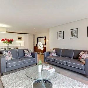 3 bedroom flat in London - Photo 2