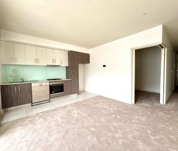 Modern One-Bedroom Apartment in South Yarra - Photo 2