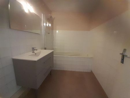 Location Appartement 4 pièces 76m² BOURG EN BRESSE 01000 - Photo 3