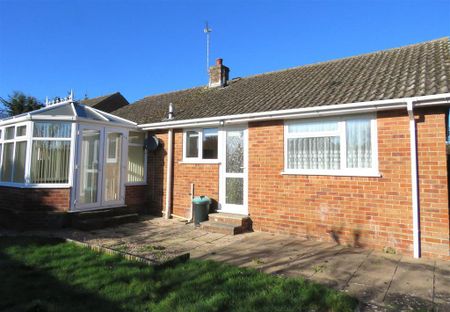 2 bedroom detached bungalow to rent - Photo 2