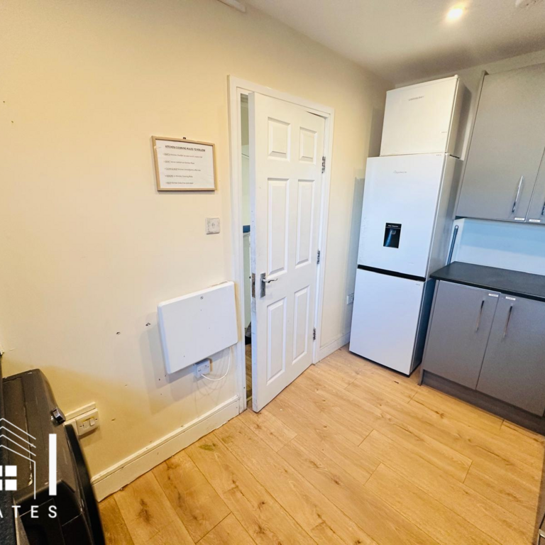 3 bedroom flat to rent - Photo 1