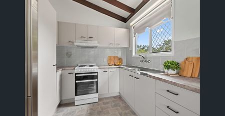 Walk to Everything - Hospital, Rail, Schools & Shops Nearby - Photo 4