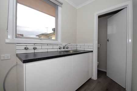 Stylish 3-Bedroom Unit in the Heart of Glen Waverley - Photo 2