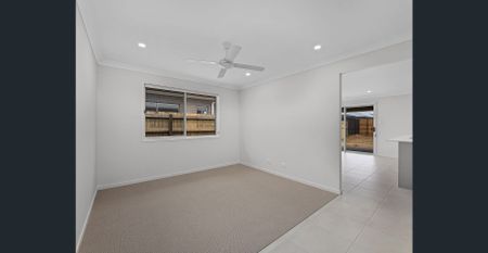 MUST SEE, 4 BEDROOM FAMILY HOME! - Photo 3