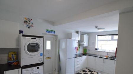 1 bedroom in a house share to rent - Photo 4