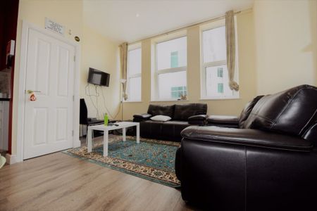 2 bedroom Flat in Aire Street, Leeds - Photo 5