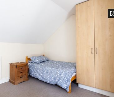 Room for rent in 5-bedroom apartment in Ballymun, Dublin - Photo 2