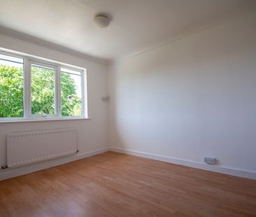 Large 3 Bed Terraced house in Throop - Photo 6