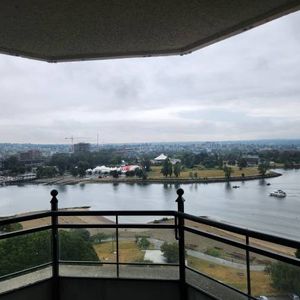 Large, Elegant West End Condo with Spetacular views - Photo 2