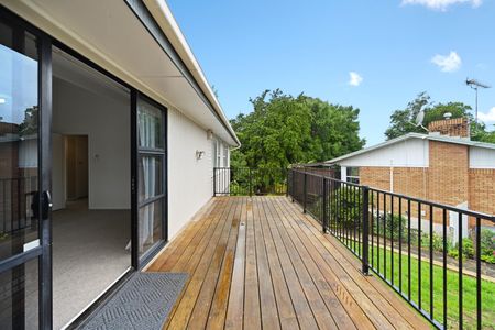 Step into this freshly renovated 3-bedroom, 1-bathroom home on Crosby Road, complete with a single garage and light-filled living spaces. - Photo 4
