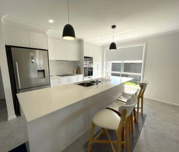 CHARMING THREE BEDROOM HOME - Photo 3