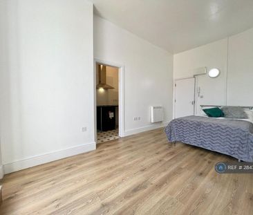 Studio to rent - Photo 1