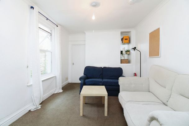 5 Bed Terraced House, Earls Road, SO14 - Photo 1