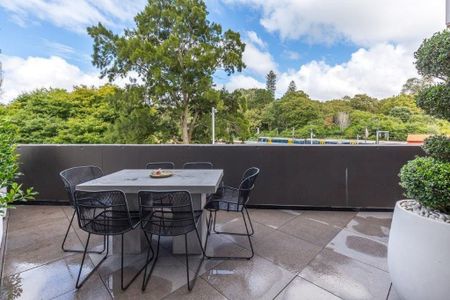 Luxury Furnished Apartment with One Secure Carpark - Photo 4