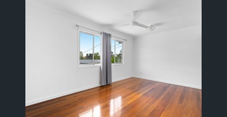 Impressive 5-Bedroom Family Home with Multiple Living Zones in a Prime Marsden Location - Photo 2