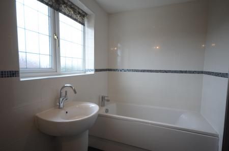 3 bedroom Detached house To Let - Photo 5