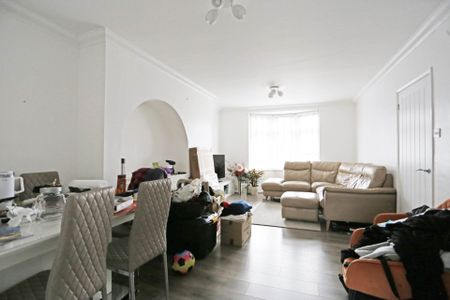 Price £2,100 pcm - Available 01/12/2025 - Part Furnished - Photo 2