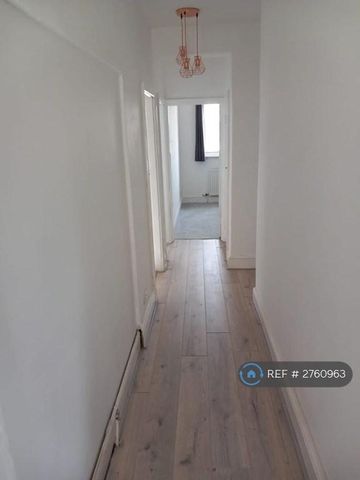 1 bedroom in a flat share to rent - Photo 5