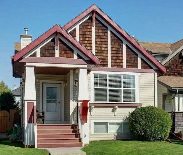 Renovated Four Level Split House — 4 Bedrooms House - Photo 1