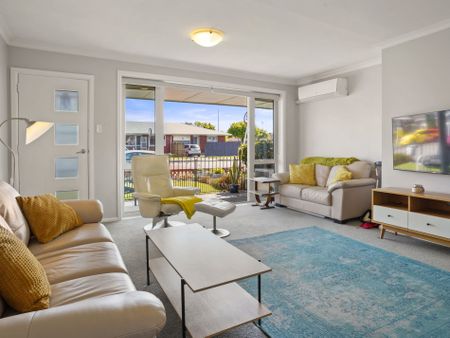 Sunny & Spacious in Sydenham - Photo 2