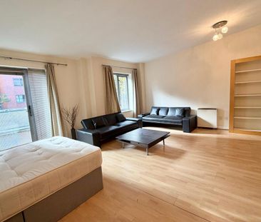 1 bedroom in a flat share to rent - Photo 1