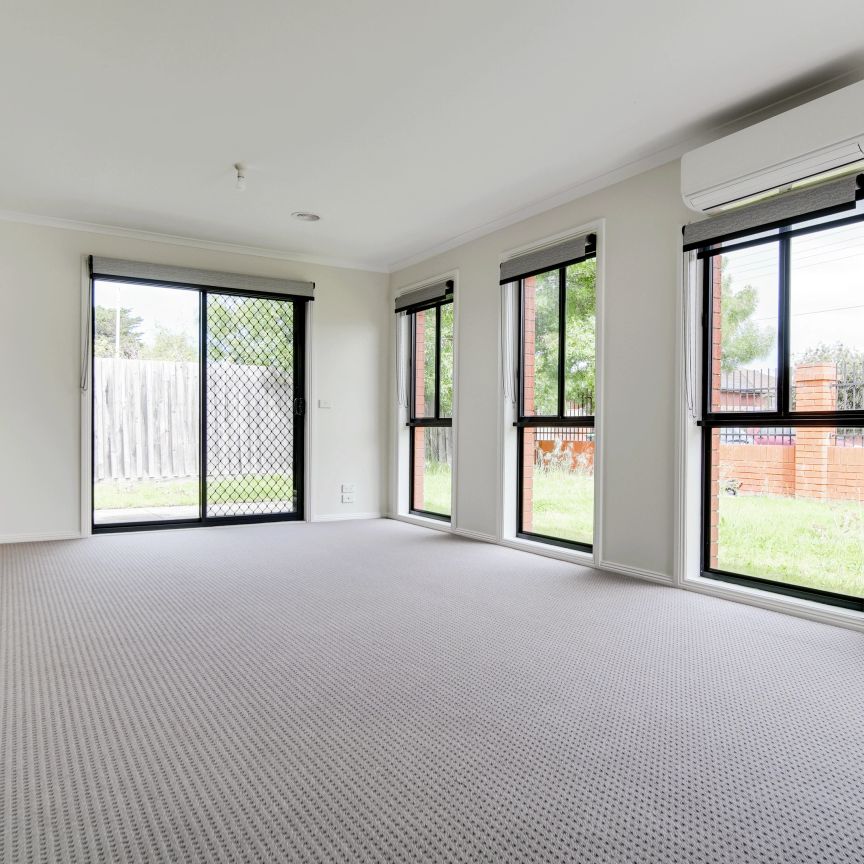 Modern unit, close to everything! - Photo 1
