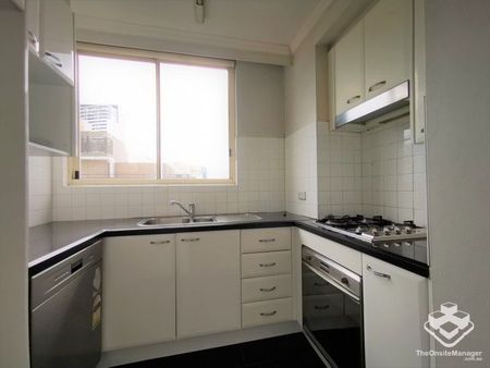 Spacious One Bed Apartment in Heart of Chatswood - Photo 3