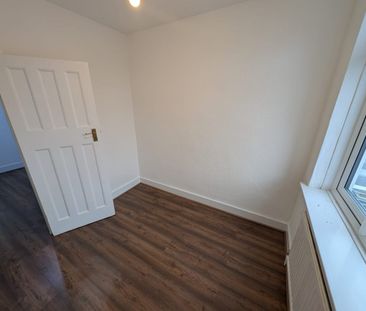3 Bed Terraced House, Meadway, IG3 - Photo 6