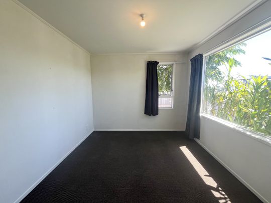 Charming 3 Bedroom House Available Now! - Photo 1