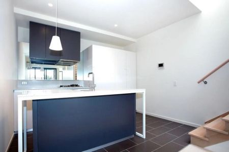 Two beds, two bathrooms, two car spaces… and too good to miss! - Photo 4