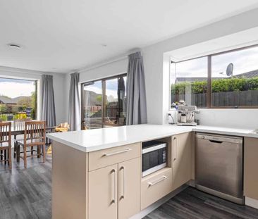 Spacious 4-Bedroom Family Home in Quiet Cul-de-Sac - Photo 2