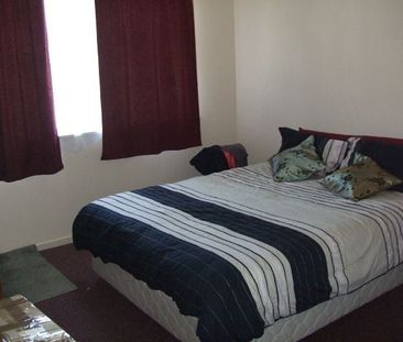 3 Bedroom fully fenced with security gate,archgola - Photo 4