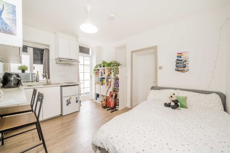 Castletown Road, W14, London - Photo 2