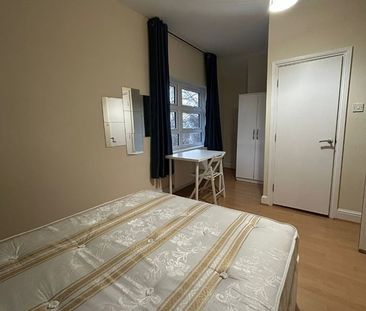 Room in a Shared Flat, Rutland Park Mansions, NW2 - Photo 1