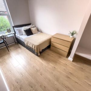 1 bedroom in a house share to rent - Photo 2