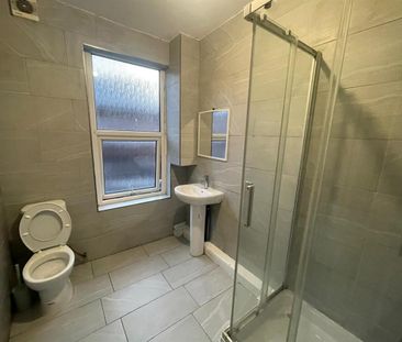 Autumn Grove, Hyde Park, Leeds - Photo 4