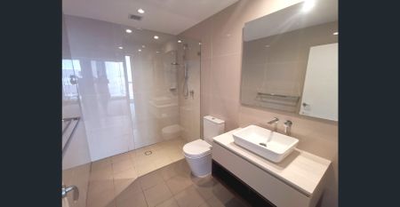 Water front dual-level single bedroom apartment. North facing with magnificent water view and huge bedroom. Only $850 per week. - Photo 5