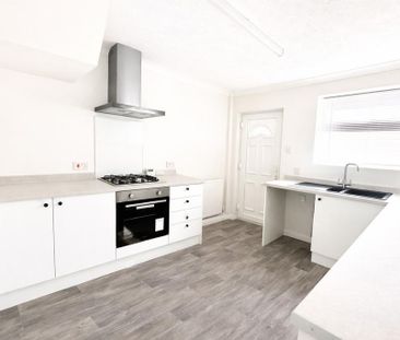 3 bedroom end of terrace house to rent - Photo 4