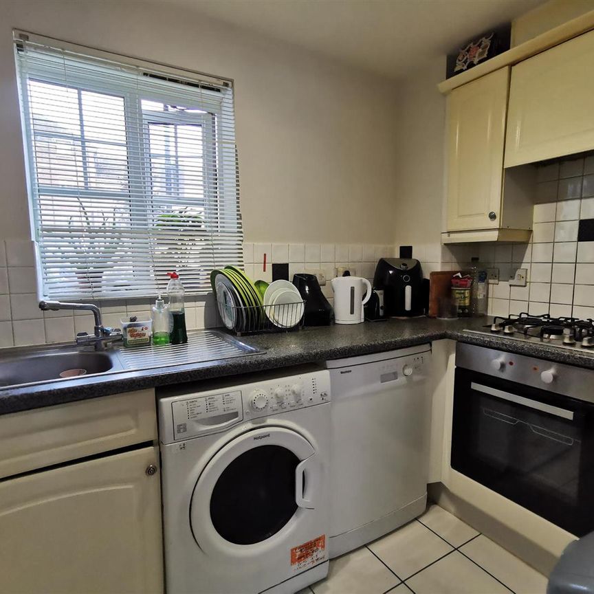 2 bed flat to rent in Symphony Close, Edgware, HA8 - Photo 1