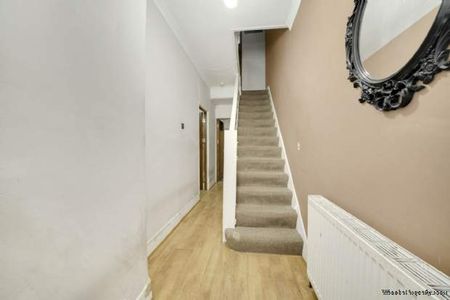 3 bedroom property to rent in London - Photo 2