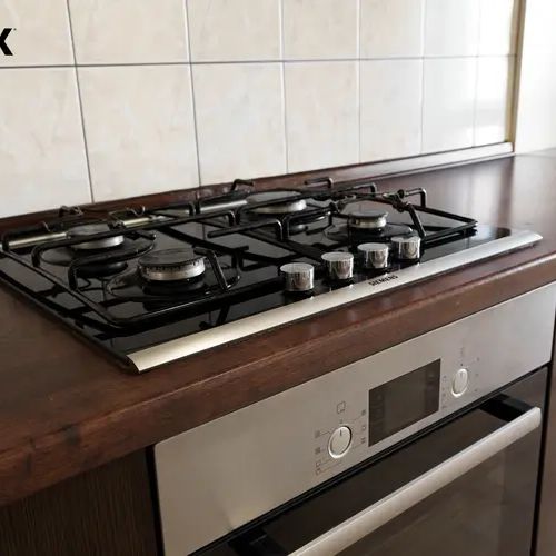 Pronájem prostorného a světlého bytu 3+1 v srdci historických Dejvic u stanice metra Hradčanská - Photo 1