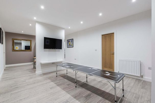 4 bedroom flat to rent - Photo 1