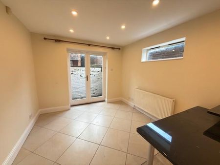 3 bedroom mews to rent - Photo 3