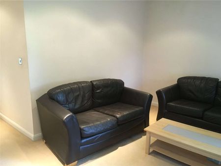 A one bedroom first floor flat to rent, located to the west of Reading's town centre. - Photo 2