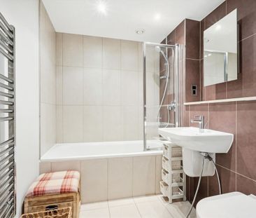 Stunning Canal‑Facing Two Bedroom Apartment in Angel Wharf, N1 - Photo 1