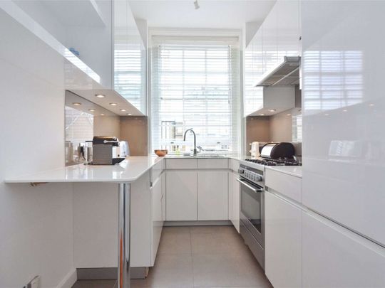 Beautifully presented ground floor apartment in a picturesque Nash Terrace with views of Regent's Park. - Photo 1