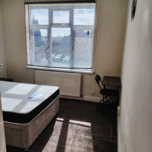 1 bedroom in a house share to rent - Photo 2